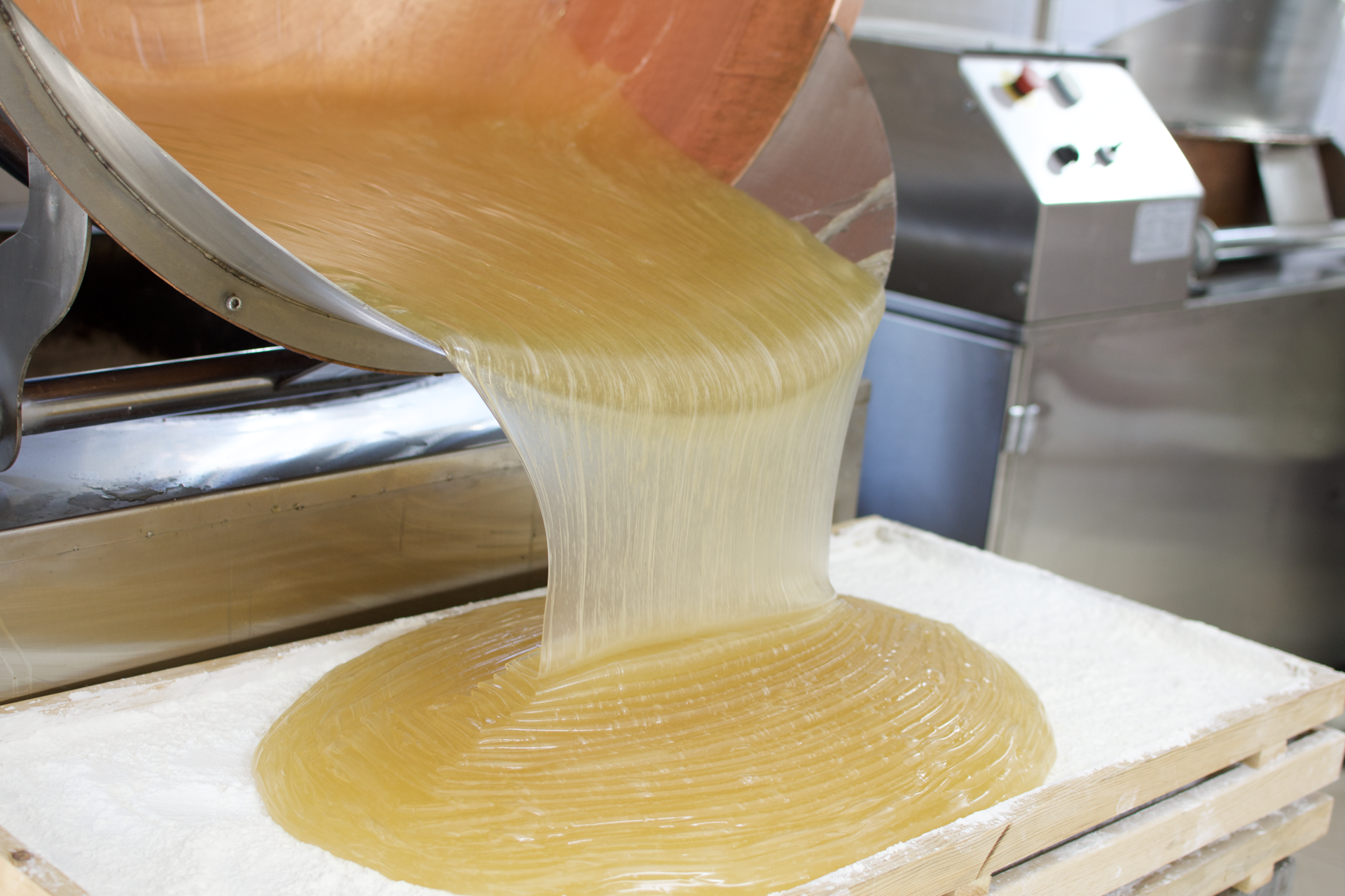 Bakır kazandan lokum dökümü